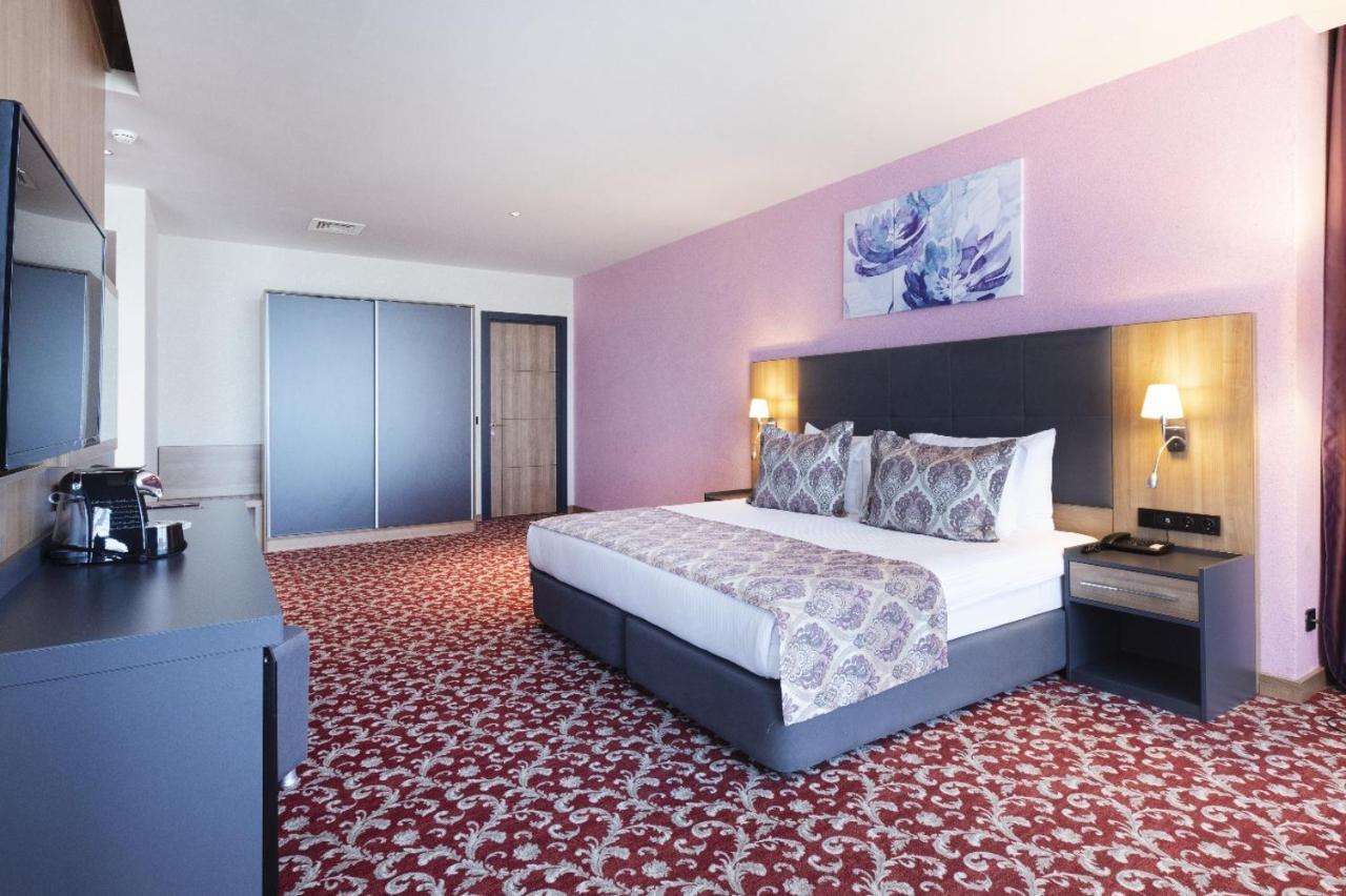 ยูโฟเรีย โฮเต็ล บาตูมี-ใหม่ Hotel บาทูมิ ภายนอก รูปภาพ A room at the hotel