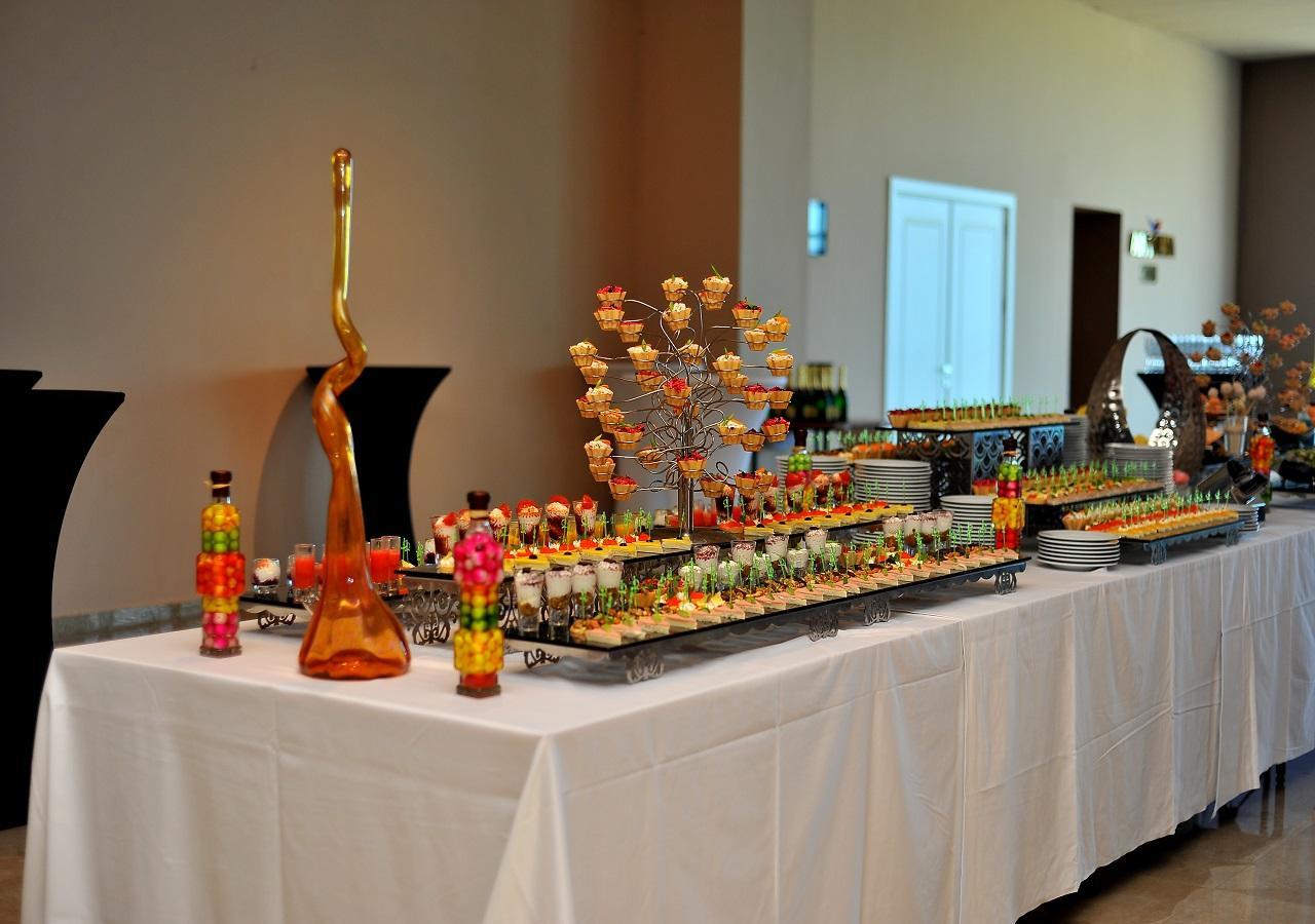 ยูโฟเรีย โฮเต็ล บาตูมี-ใหม่ Hotel บาทูมิ ภายนอก รูปภาพ A buffet table