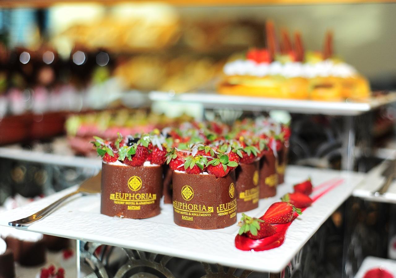 ยูโฟเรีย โฮเต็ล บาตูมี-ใหม่ Hotel บาทูมิ ภายนอก รูปภาพ Chocolate desserts