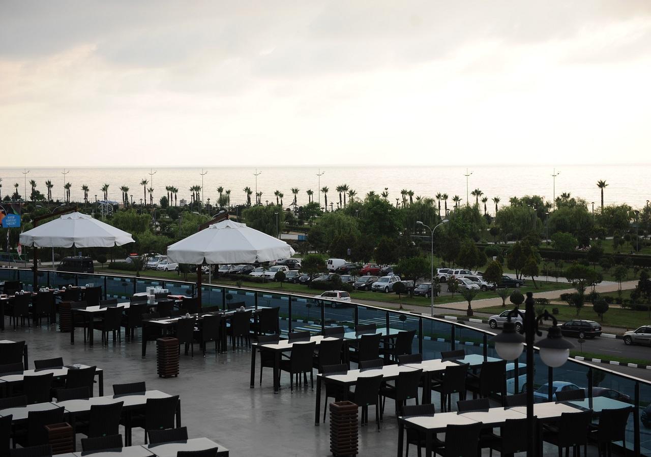 ยูโฟเรีย โฮเต็ล บาตูมี-ใหม่ Hotel บาทูมิ ภายนอก รูปภาพ The outdoor seating area at the restaurant