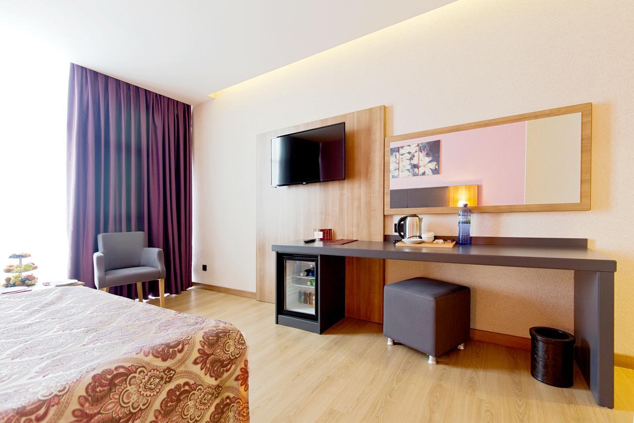 ยูโฟเรีย โฮเต็ล บาตูมี-ใหม่ Hotel บาทูมิ ภายนอก รูปภาพ A room at the hotel
