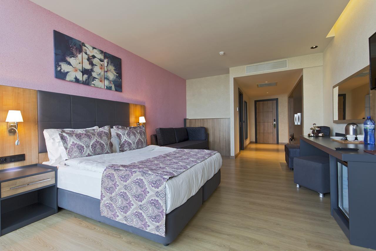 ยูโฟเรีย โฮเต็ล บาตูมี-ใหม่ Hotel บาทูมิ ภายนอก รูปภาพ A room at the hotel