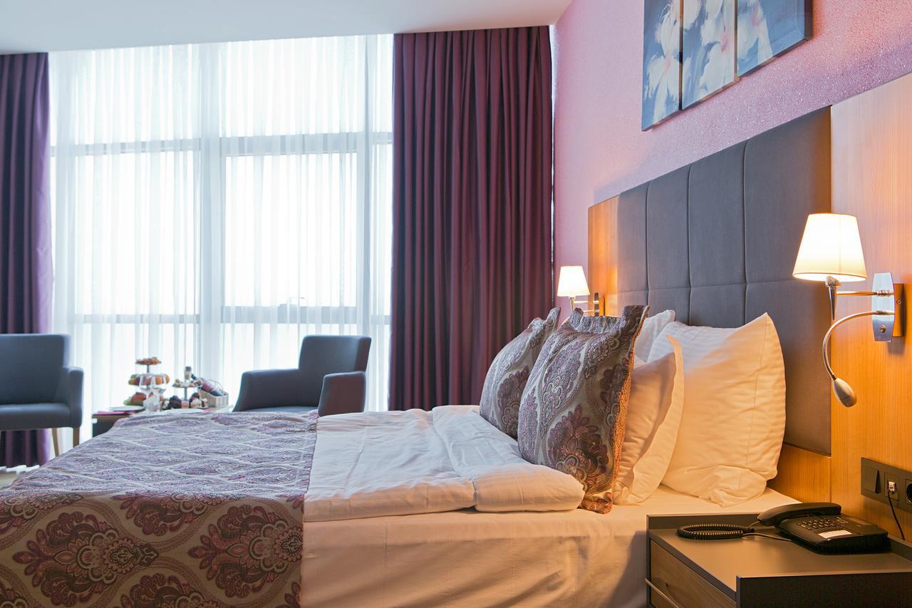 ยูโฟเรีย โฮเต็ล บาตูมี-ใหม่ Hotel บาทูมิ ภายนอก รูปภาพ A bedroom at the hotel