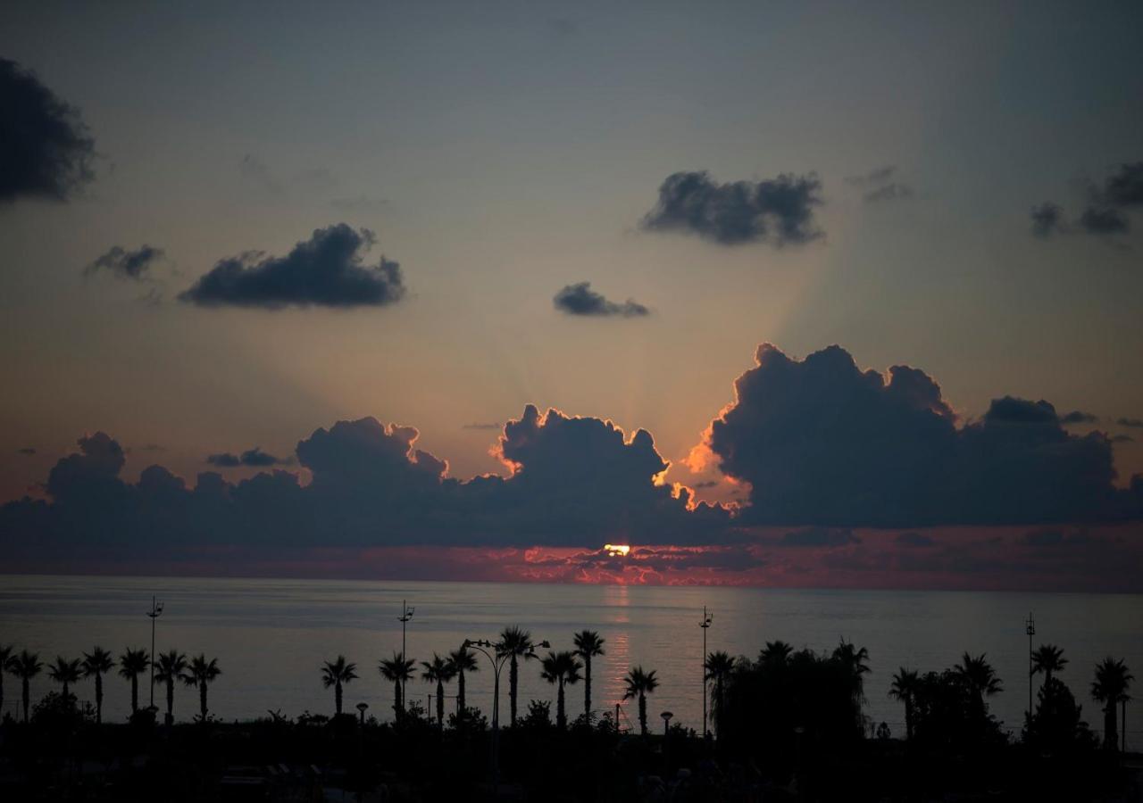 ยูโฟเรีย โฮเต็ล บาตูมี-ใหม่ Hotel บาทูมิ ภายนอก รูปภาพ Sunset over the Gulf of Mexico