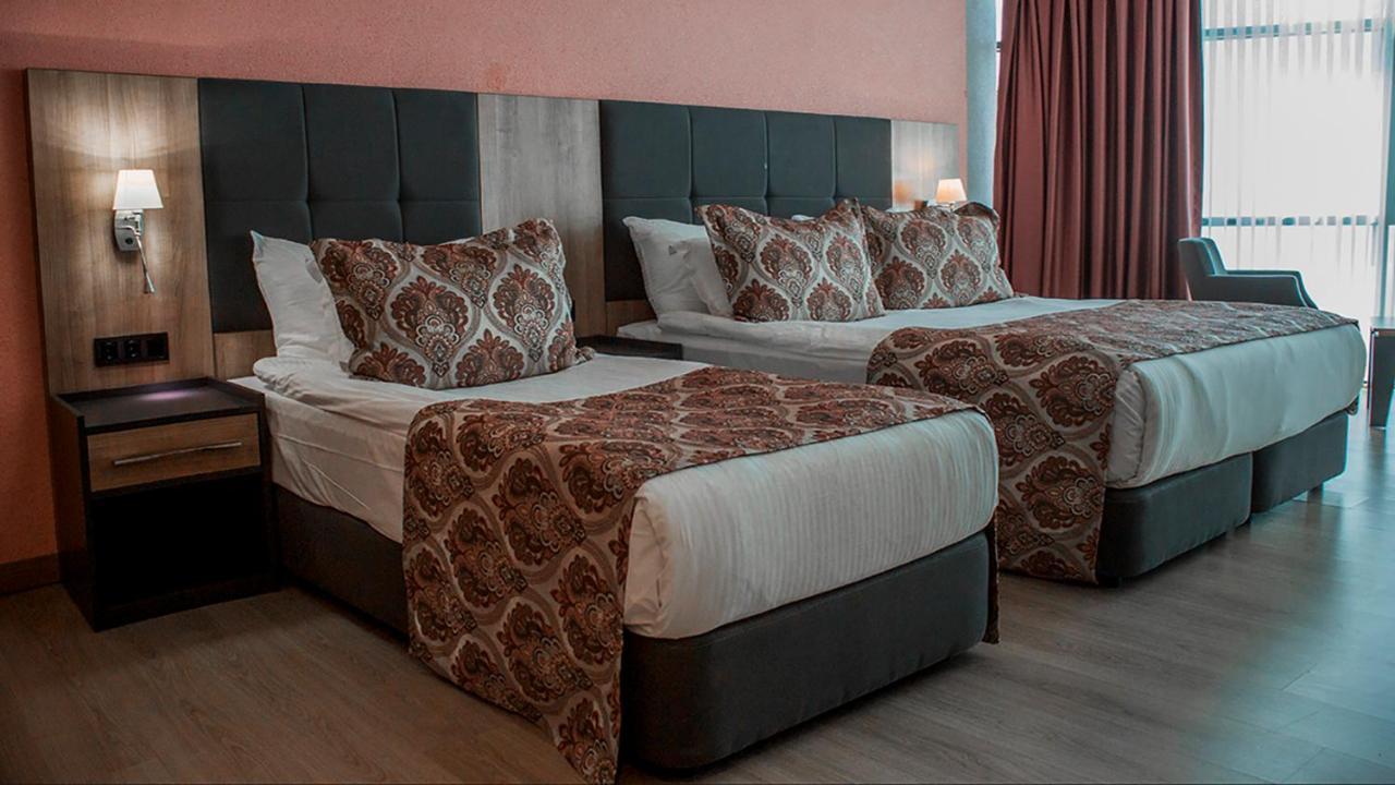 ยูโฟเรีย โฮเต็ล บาตูมี-ใหม่ Hotel บาทูมิ ภายนอก รูปภาพ A bed runner