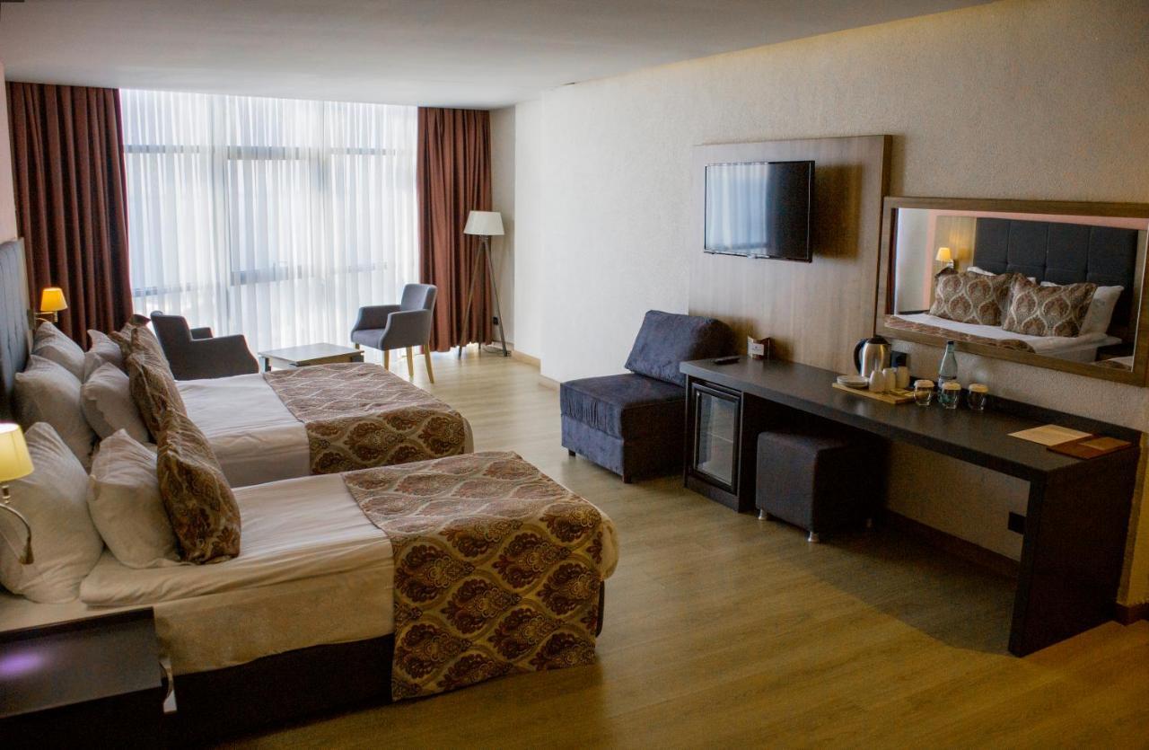 ยูโฟเรีย โฮเต็ล บาตูมี-ใหม่ Hotel บาทูมิ ภายนอก รูปภาพ A room at the hotel