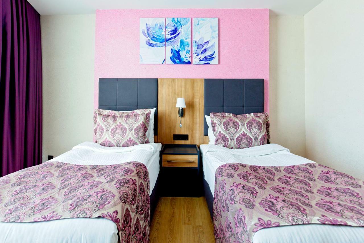 ยูโฟเรีย โฮเต็ล บาตูมี-ใหม่ Hotel บาทูมิ ภายนอก รูปภาพ A room at the hotel