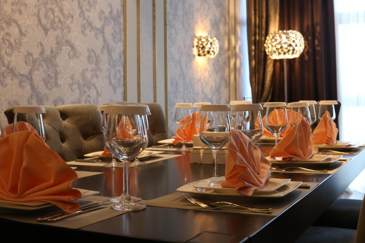 ยูโฟเรีย โฮเต็ล บาตูมี-ใหม่ Hotel บาทูมิ ภายนอก รูปภาพ A table set for a meal