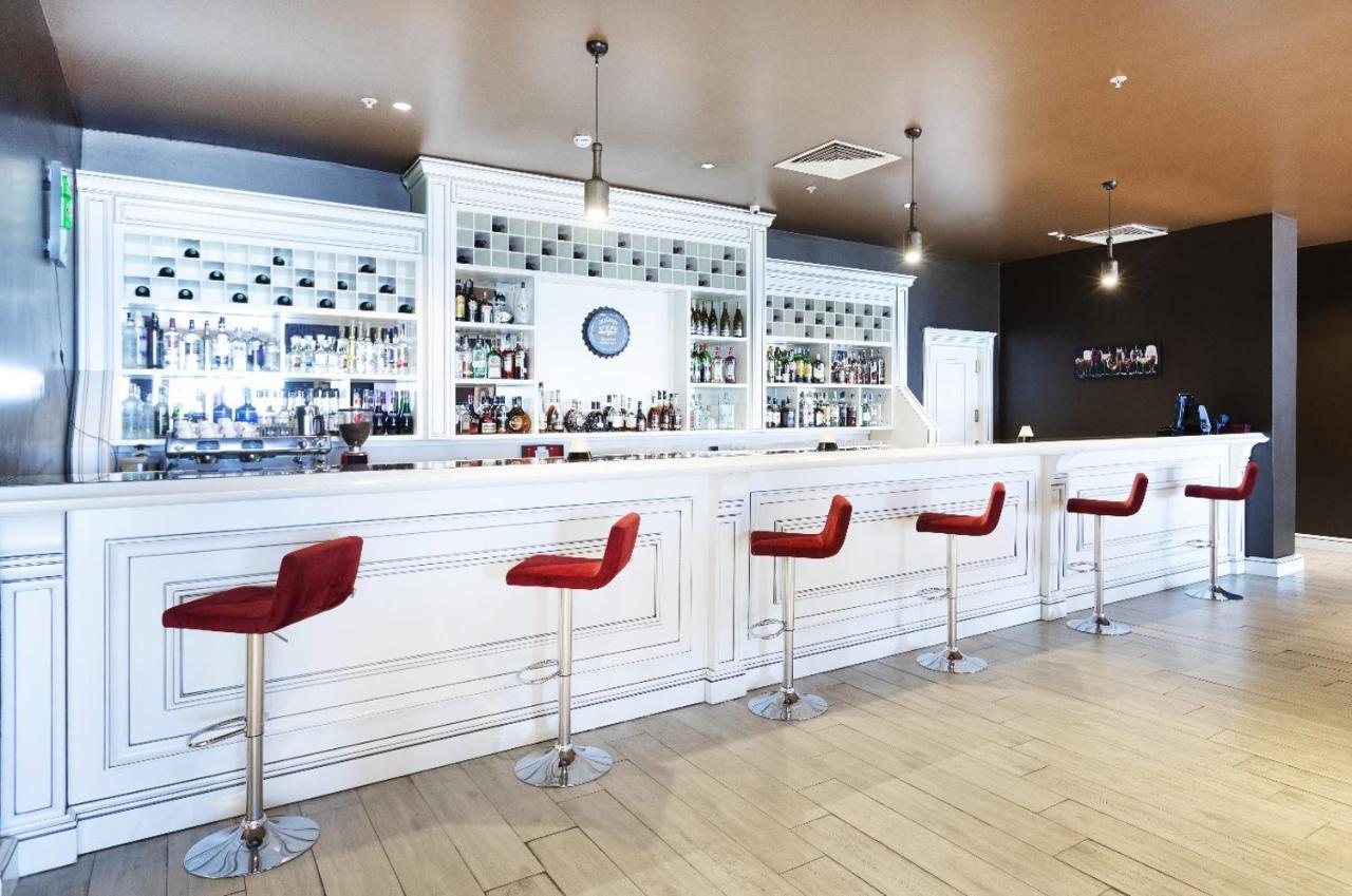 ยูโฟเรีย โฮเต็ล บาตูมี-ใหม่ Hotel บาทูมิ ภายนอก รูปภาพ The bar at the 360° Lounge